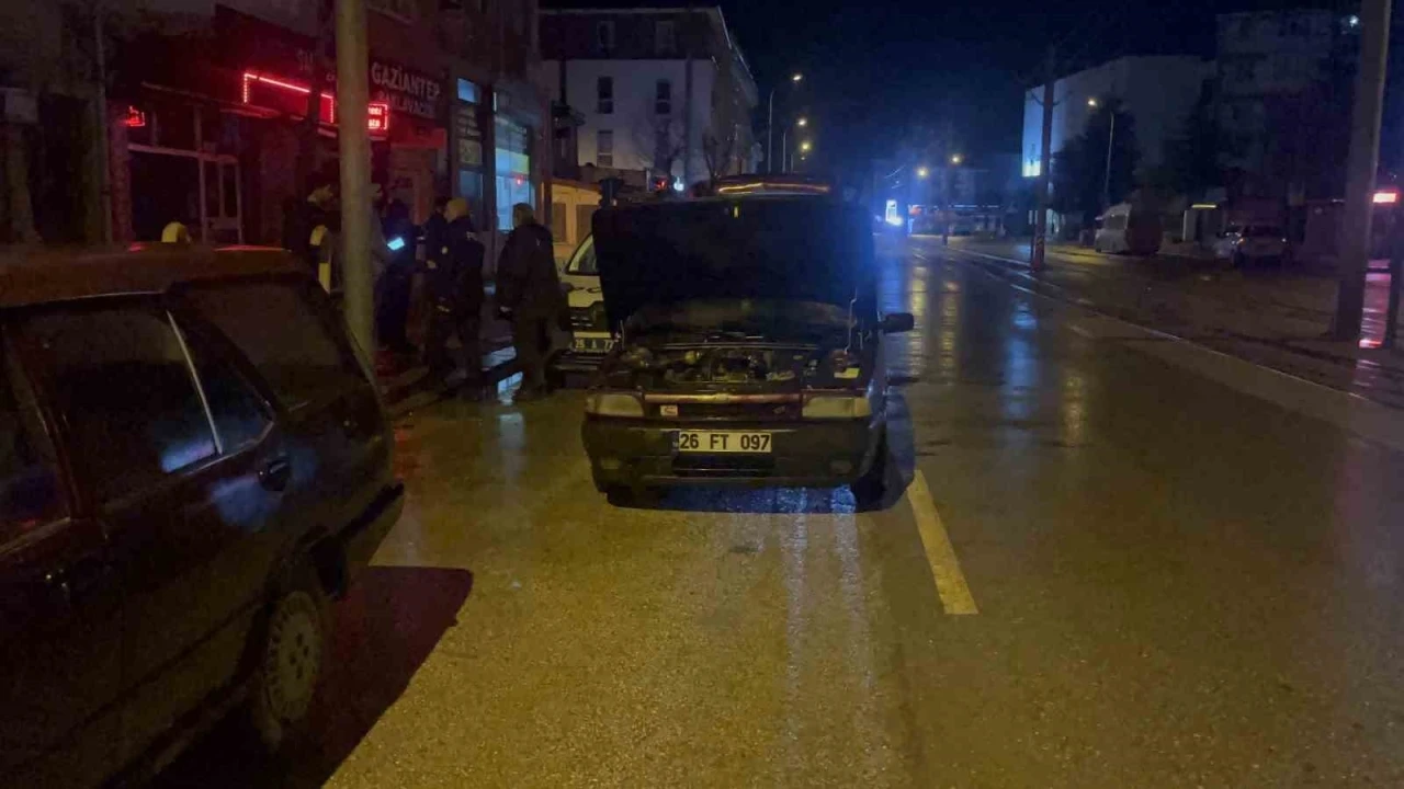 Eskişehir&rsquo;de motor kısmı yanan ara&ccedil; kullanılamaz hale geldi
