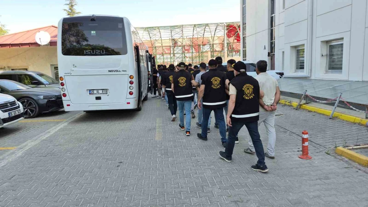 Eskişehir&rsquo;de polisin de yaralandığı kavga ile ilgili 18 ş&uuml;pheli adliyeye sevk edildi
