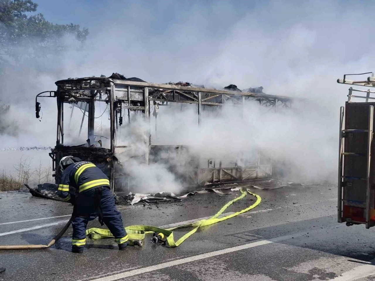 Eskişehir&rsquo;de seyir halindeki belediye otob&uuml;s&uuml; yanarak kullanılamaz hale geldi
