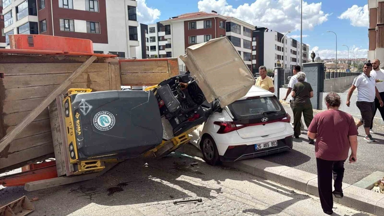 Eskişehir&rsquo;de silindir y&uuml;kl&uuml; r&ouml;mork, s&uuml;r&uuml;c&uuml; adayı aracını ezdi: 2 yaralı
