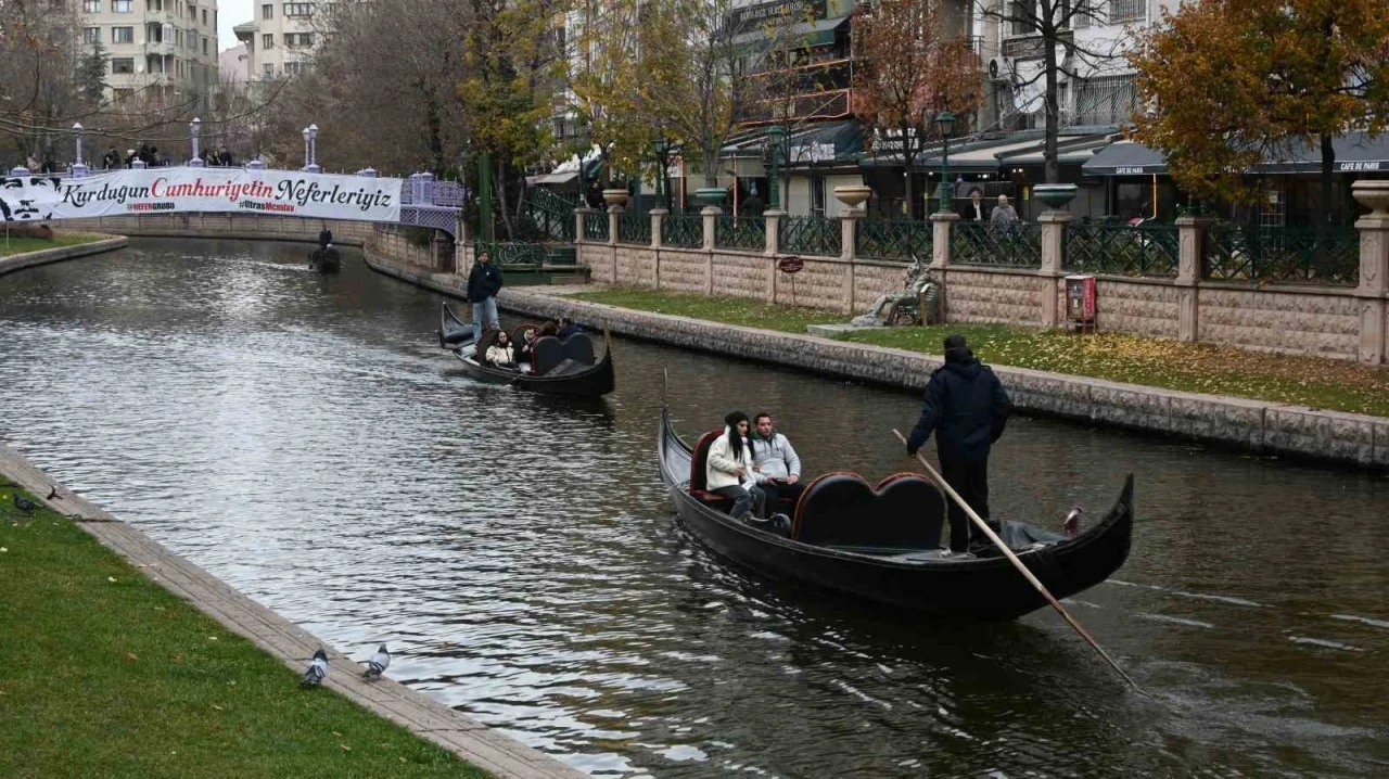 Eskişehir’de soğuk havaya rağmen gondol keyfi yaptılar
