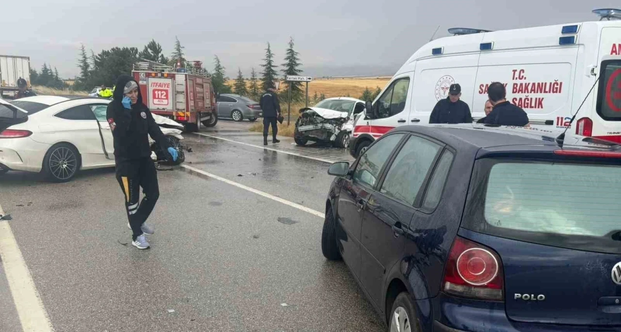 Eskişehir&rsquo;de yağmur sonrası 3 aracın karıştığı trafik kazası, 2&rsquo;si ağır 6 yaralı
