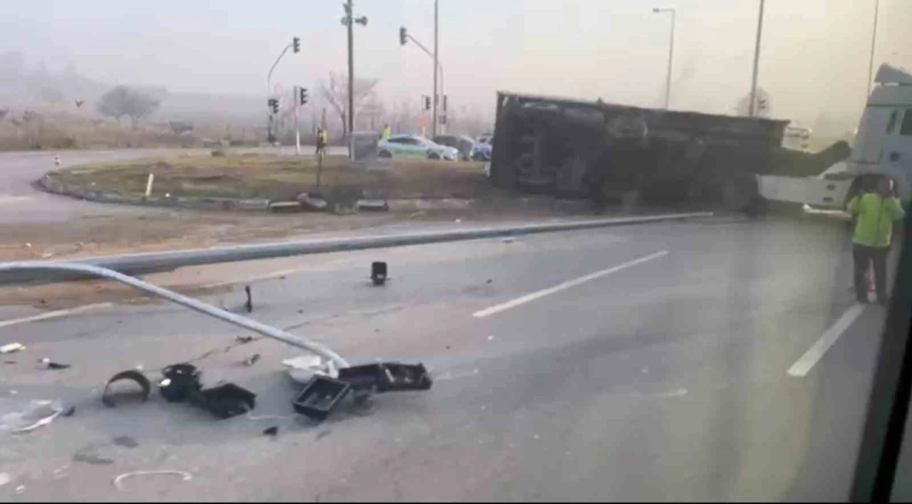 Eskişehir’de yan yatan tır trafiği olumsuz etkiledi
