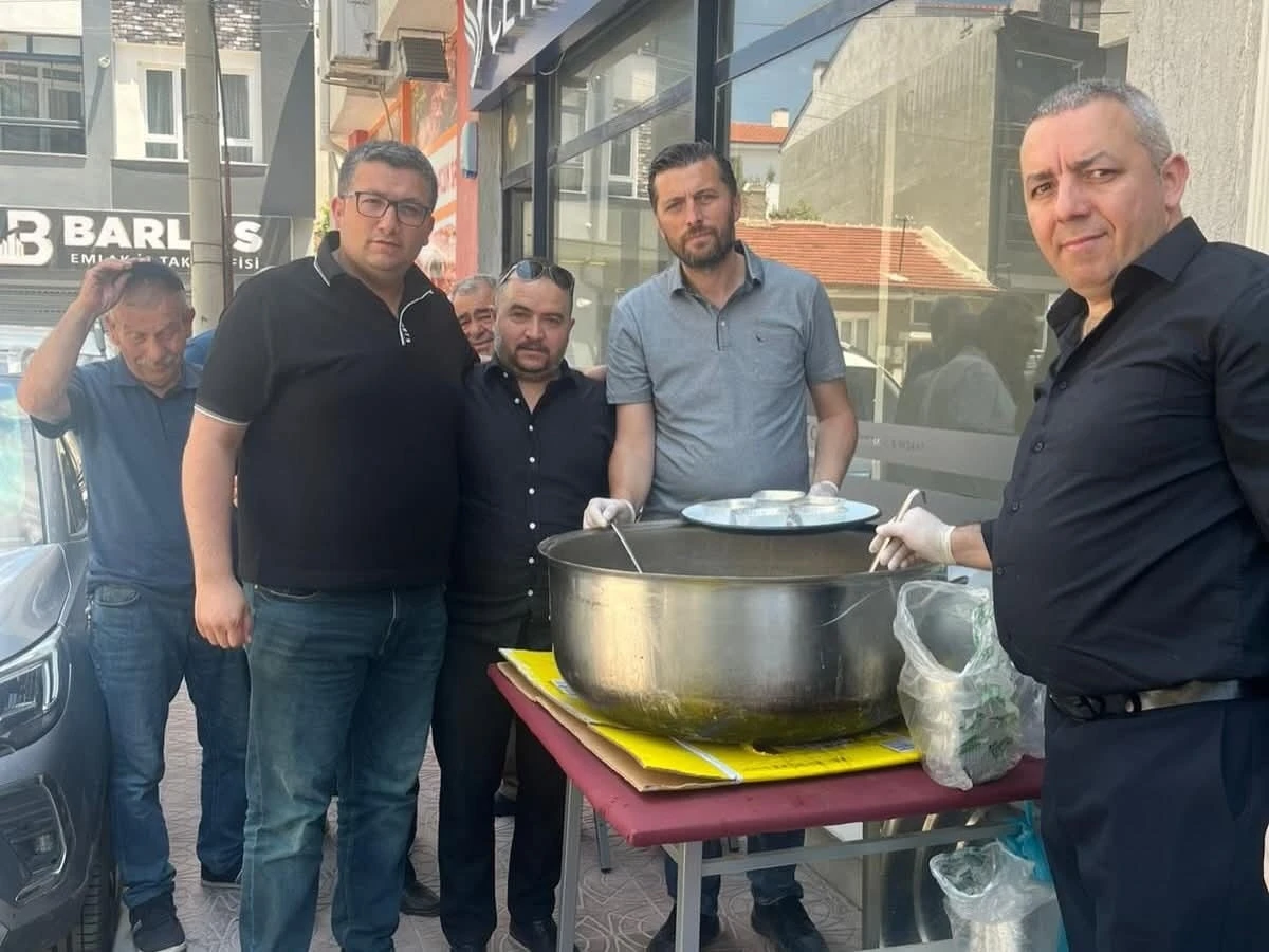 Eskişehir&rsquo;de yaşayan Aşağı Piribeyli k&ouml;yl&uuml;leri vatandaşlara aşure ikramında bulundu
