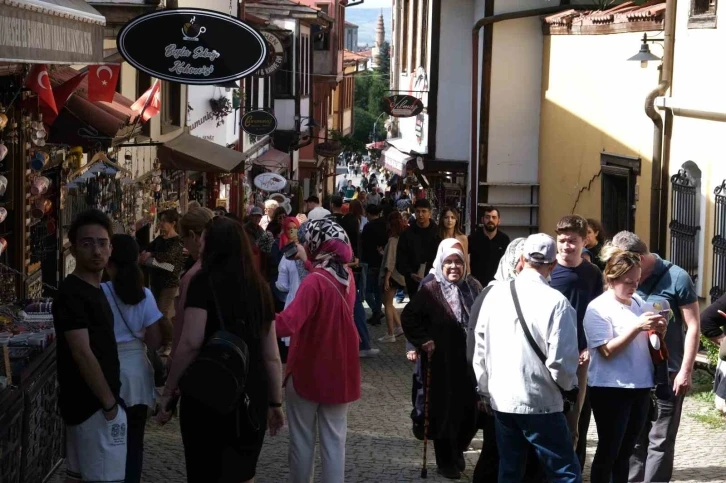 Eskişehir&rsquo;de yerli turist yoğunluğu esnafın y&uuml;z&uuml;n&uuml; g&uuml;ld&uuml;rd&uuml;
