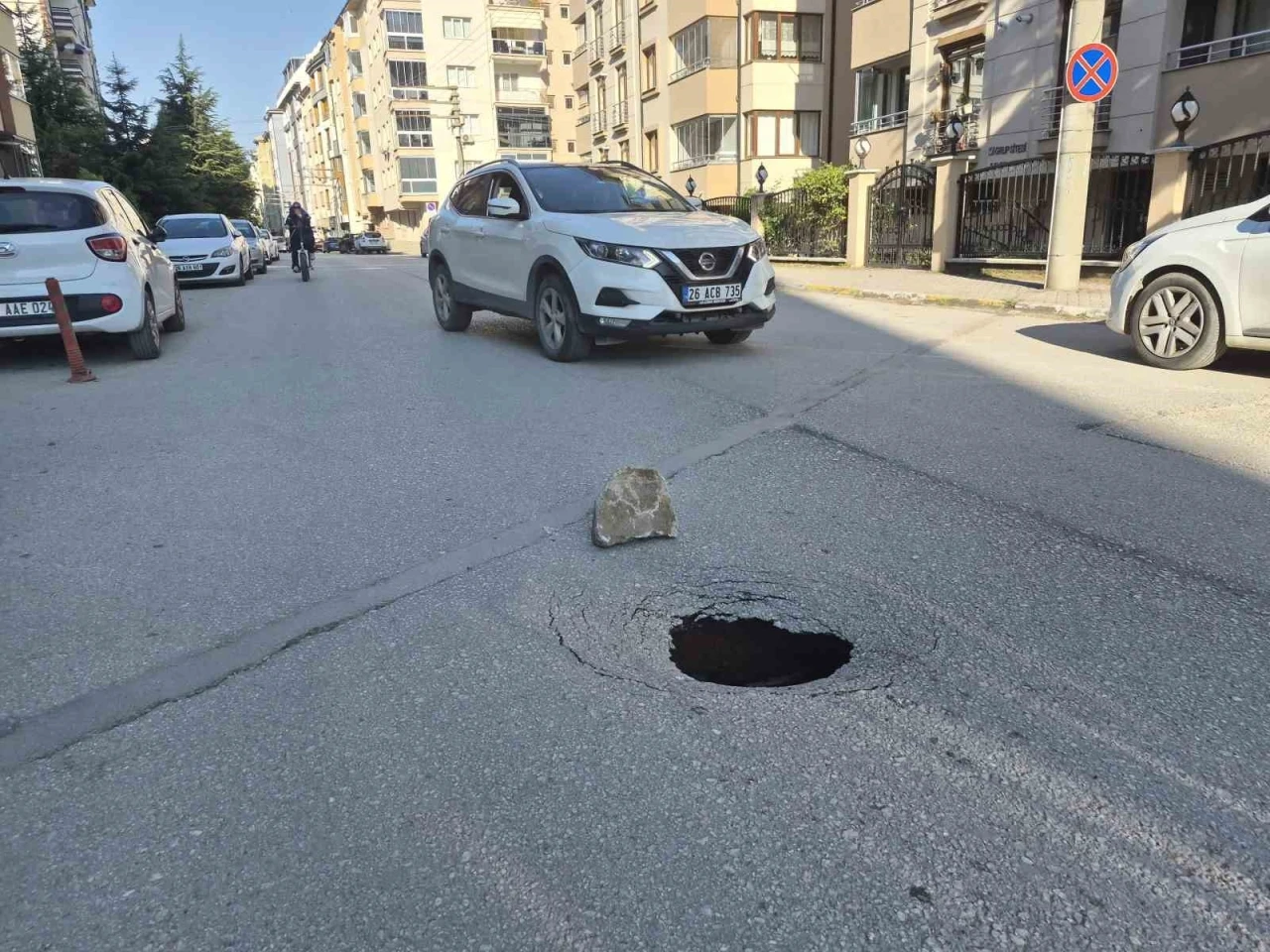 Eskişehir&rsquo;de yol &ccedil;&ouml;kt&uuml;, s&uuml;r&uuml;c&uuml;ler zor anlar yaşadı
