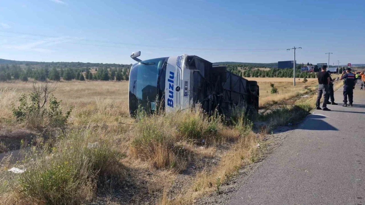 Eskişehir&rsquo;de yolcu otob&uuml;s&uuml; devrildi: 24 yaralı

