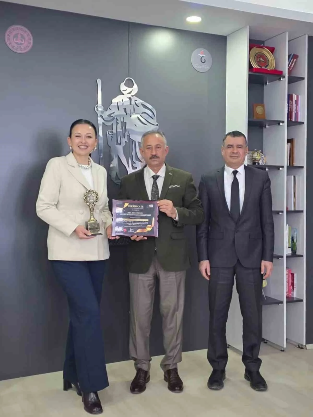 Eskişehir&rsquo;deki &ouml;ğretmene &rsquo;2026 Yılının Yenilik&ccedil;i &Ouml;ğretmeni&rsquo; &ouml;d&uuml;l&uuml;
