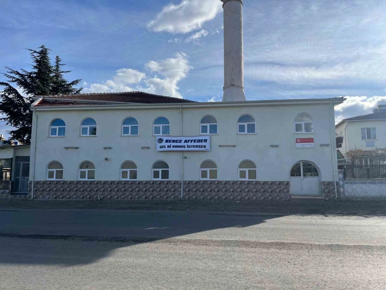Eskişehir’deki Yavuz Camii’nin duvarına “Bence affeder, gel konuş istersen” pankartı asıldı