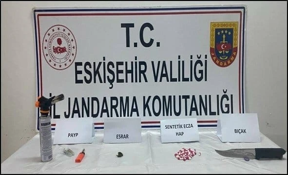 Eskişehir&rsquo;e uyuşturucu getirmek isteyen ş&uuml;pheliler jandarma tarafından yakalandı
