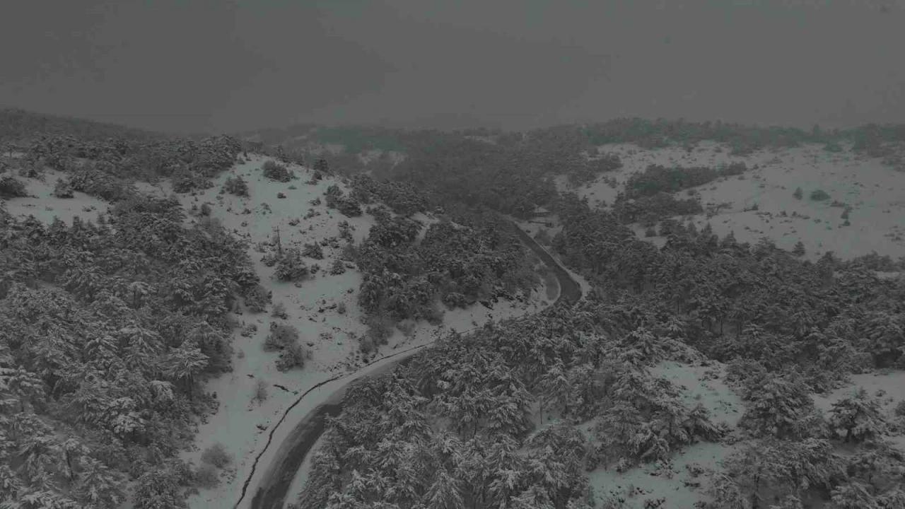 Eskişehir&rsquo;in y&uuml;ksek rakımlı dağlarının karla kaplı hali havadan g&ouml;r&uuml;nt&uuml;lendi
