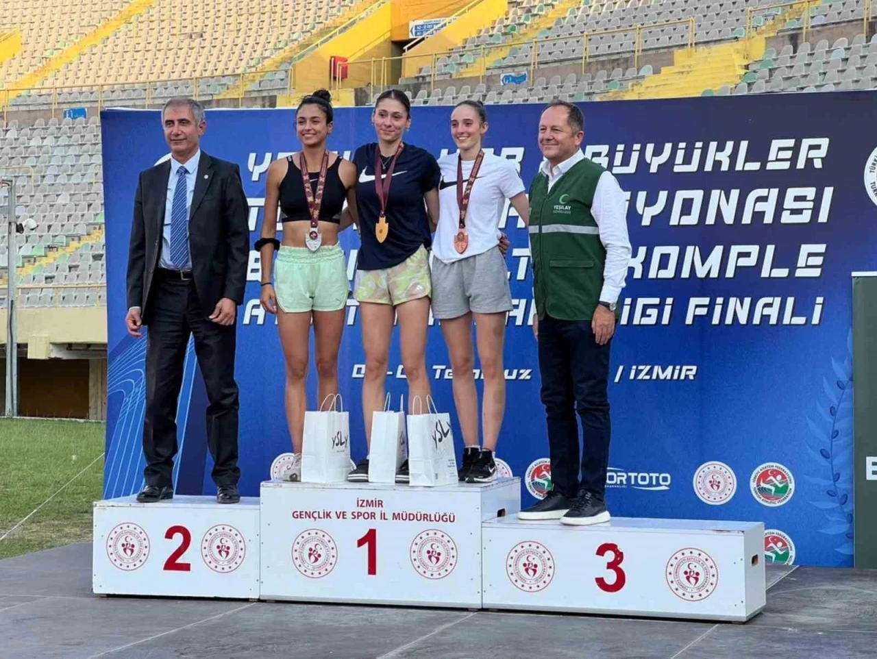 Eskişehirli atletler, İzmir&rsquo;den k&uuml;rs&uuml;yle d&ouml;nd&uuml;
