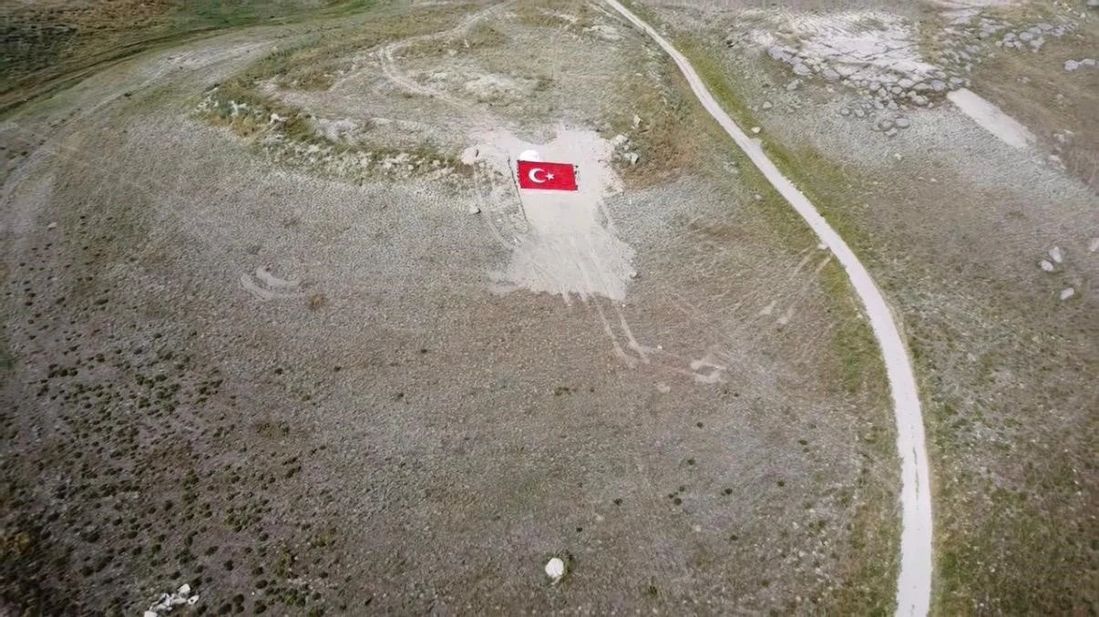 Eskişehirli gen&ccedil;ler Milli Takıma destek i&ccedil;in dağa T&uuml;rk Bayrağı nakşetti
