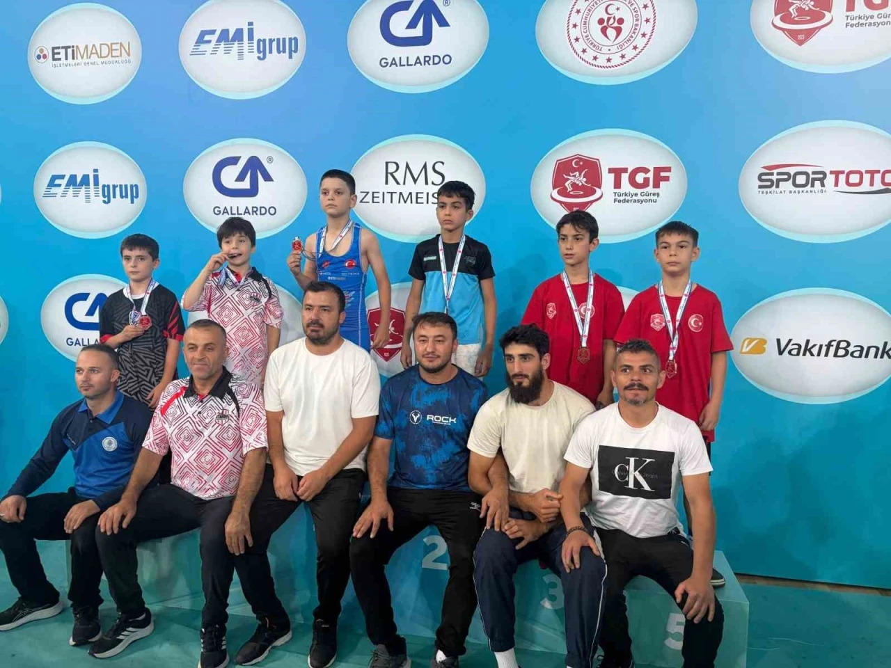 Eskişehirli minik g&uuml;reş&ccedil;i Ahmet Efe Aykol T&uuml;rkiye 5&rsquo;incisi oldu
