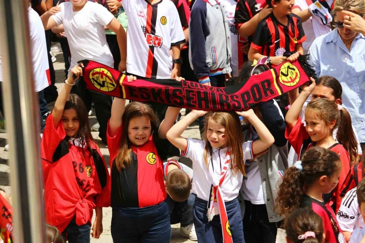 Eskişehirspor futbolcuları öğrencilerle buluştu

