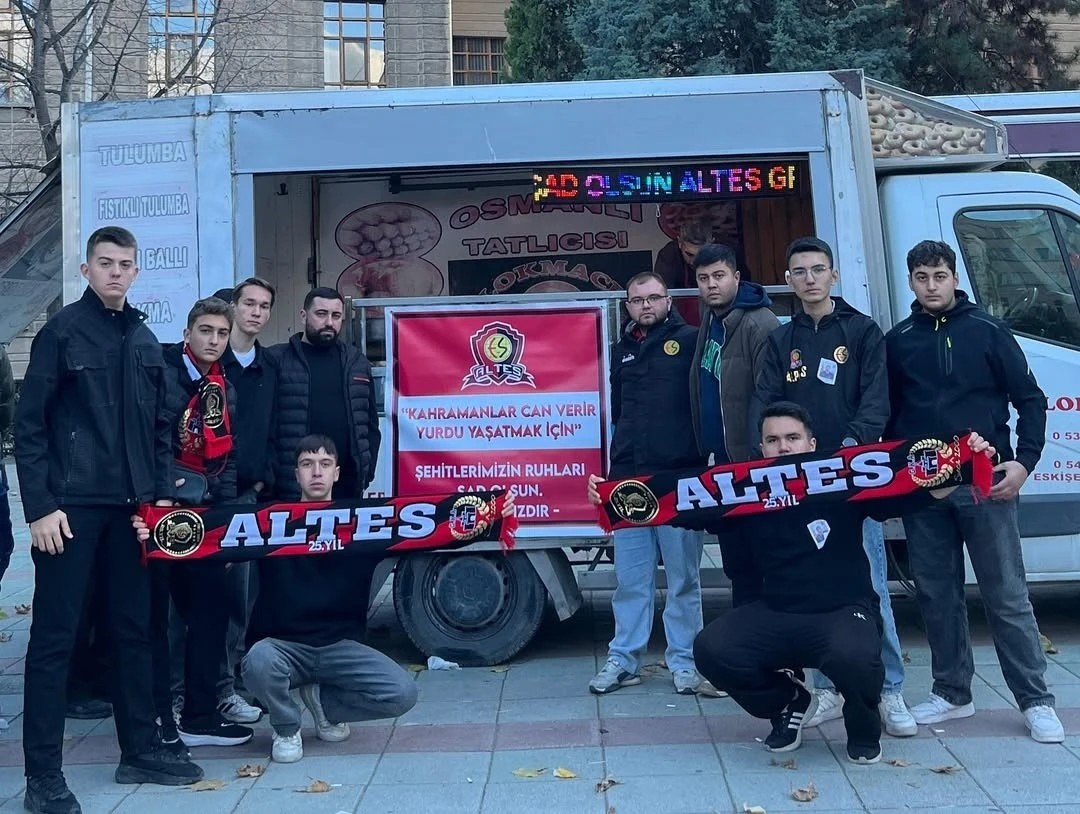 Eskişehirspor taraftarı, şehitler için lokma hayrı düzenledi
