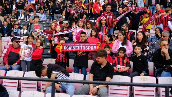 Eskişehirspor taraftarı takımını 7&rsquo;den 70&rsquo;e her sonuca rağmen destekliyor
