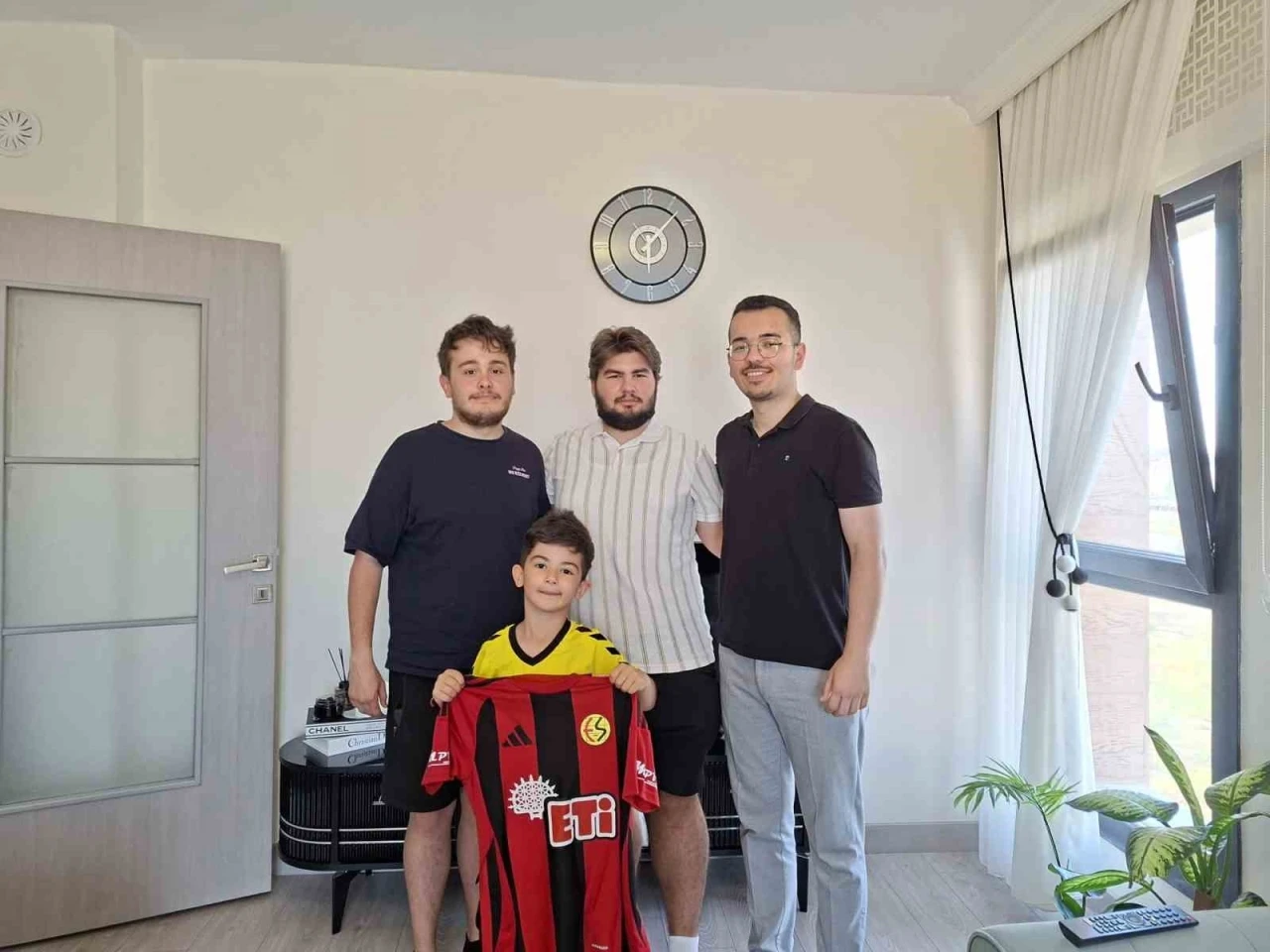 Eskişehirspor&rsquo;un minik kahramanına &Uuml;ni Nefer&rsquo;den anlamlı ziyaret
