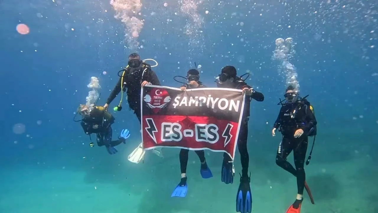 Eskişehirspor’un şampiyonluğunu denizin 26 metre altında kutladılar
