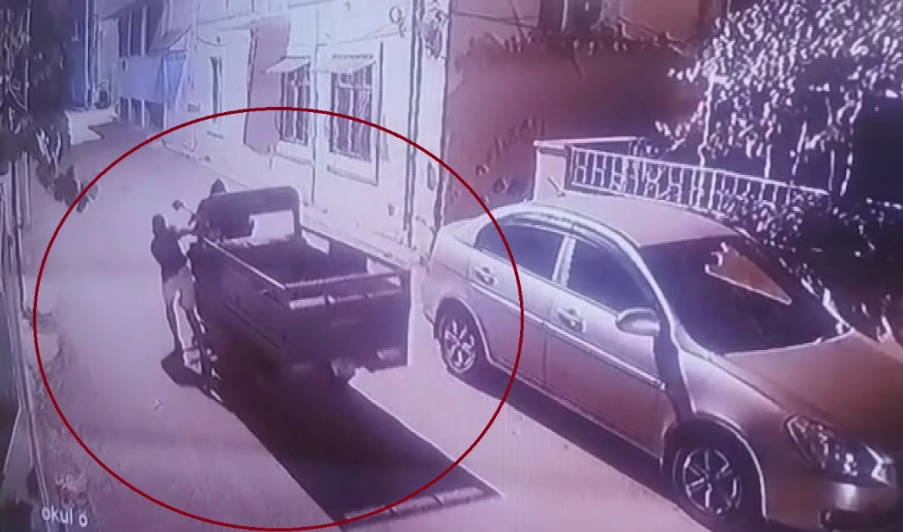 Esnafın motosikletini &ccedil;alan hırsızlar kamerada
