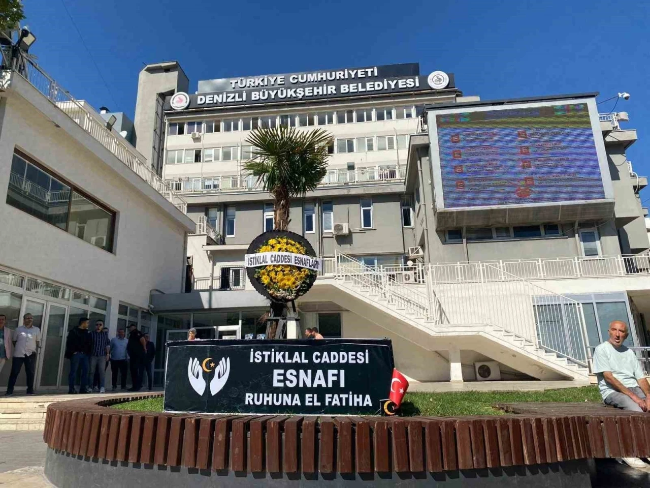 Esnafın tabutu Denizli Büyükşehir Belediyesinin önüne bırakıldı
