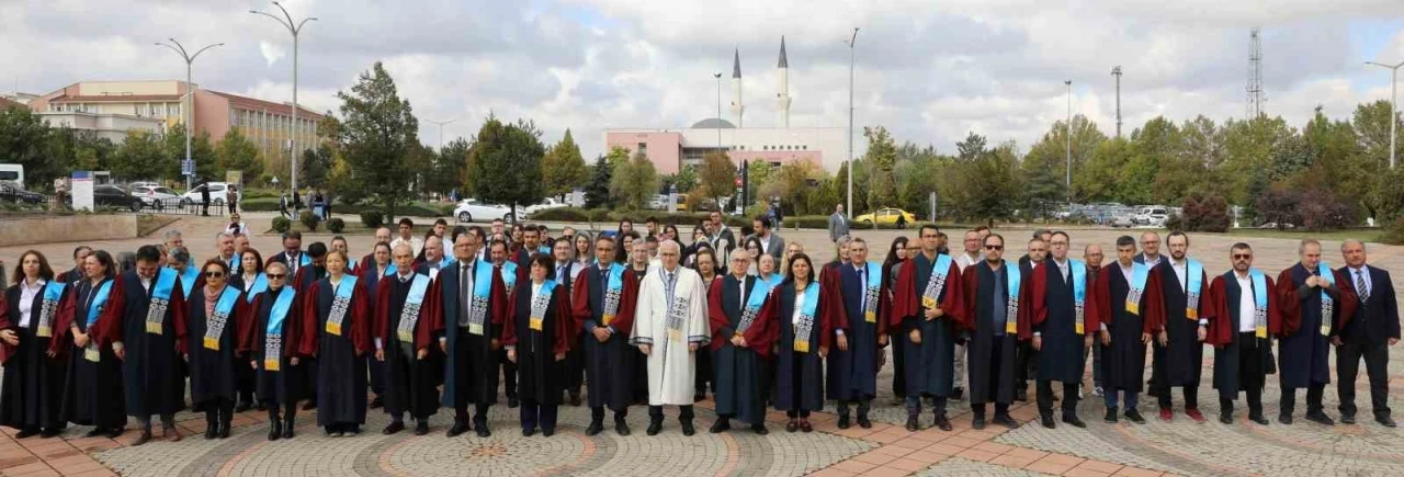 ESOGÜ’de 2025-2026 akademik yılı törenle açıldı: İlk dersin konusu ’Filistin’ oldu
