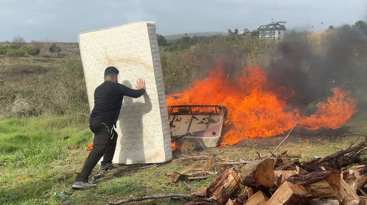 Eşyaları temiz kullanmayan personele sinirlendi, lojmandaki b&uuml;t&uuml;n eşyaları &ccedil;ıkartıp yaktı
