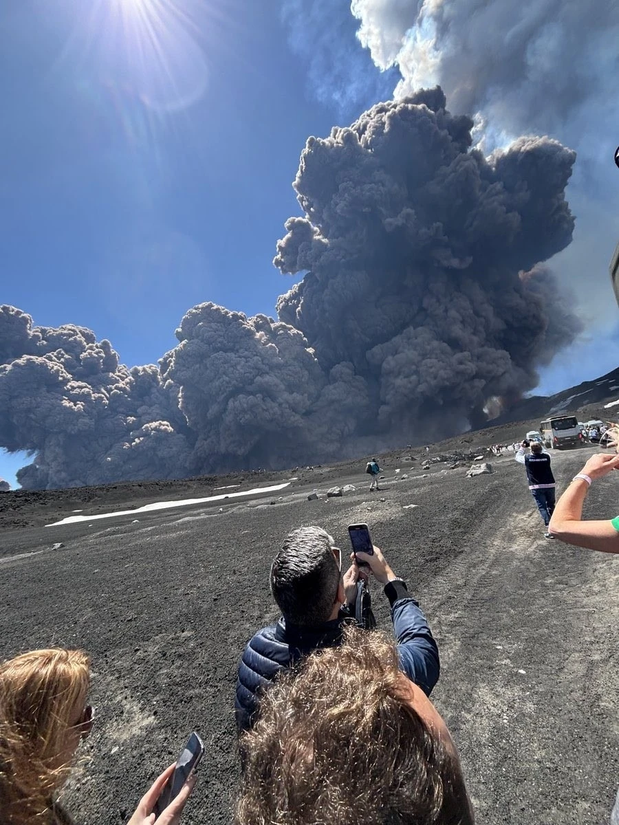 Etna Yanardağ’ında turistlerin olduğu sırada patlama yaşandı
