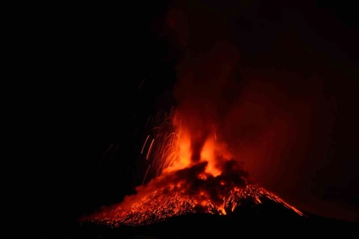 Etna Yanardağı yeniden faaliyete geçti
