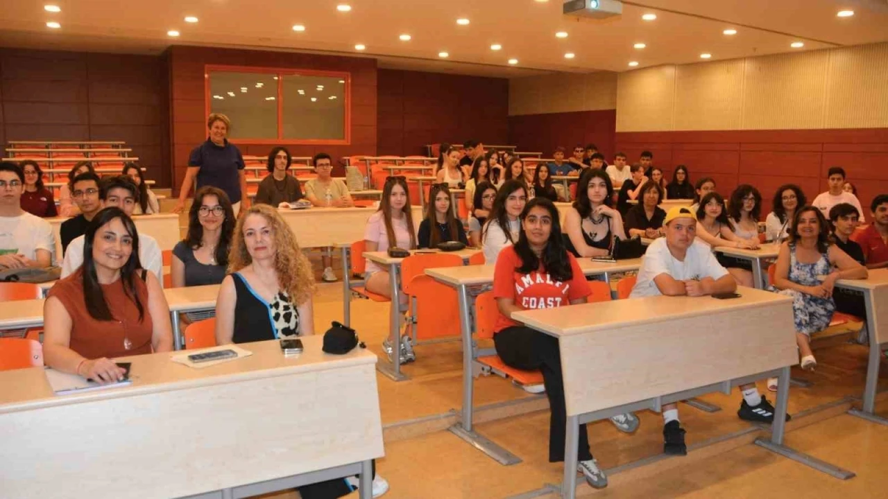 E&Uuml; İletişim Fak&uuml;ltesinden lise &ouml;ğrencilerine &rsquo;Yeni Medya ve Podcast At&ouml;lyesi&rsquo;
