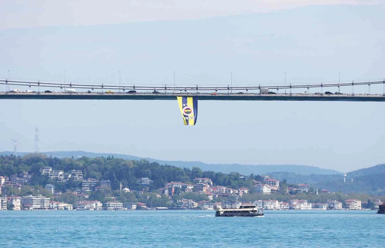 Euroleague şampiyonu olan Fenerbah&ccedil;e&rsquo;nin bayrakları k&ouml;pr&uuml;lere asıldı
