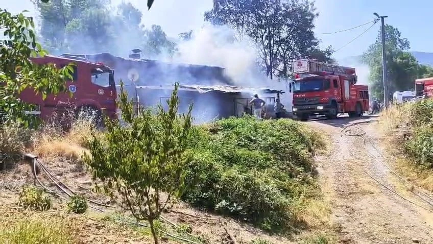 Ev alevler içinde kaldı, uyuyakalan ev sahibini çevredekiler kurtardı
