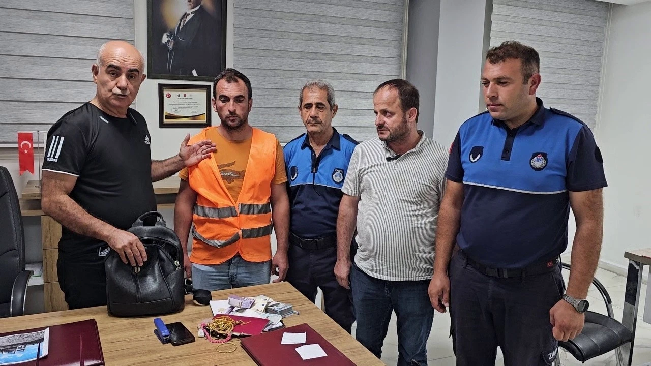 Ev almak için biriktirdiği altın ve parayı parkta unuttu
