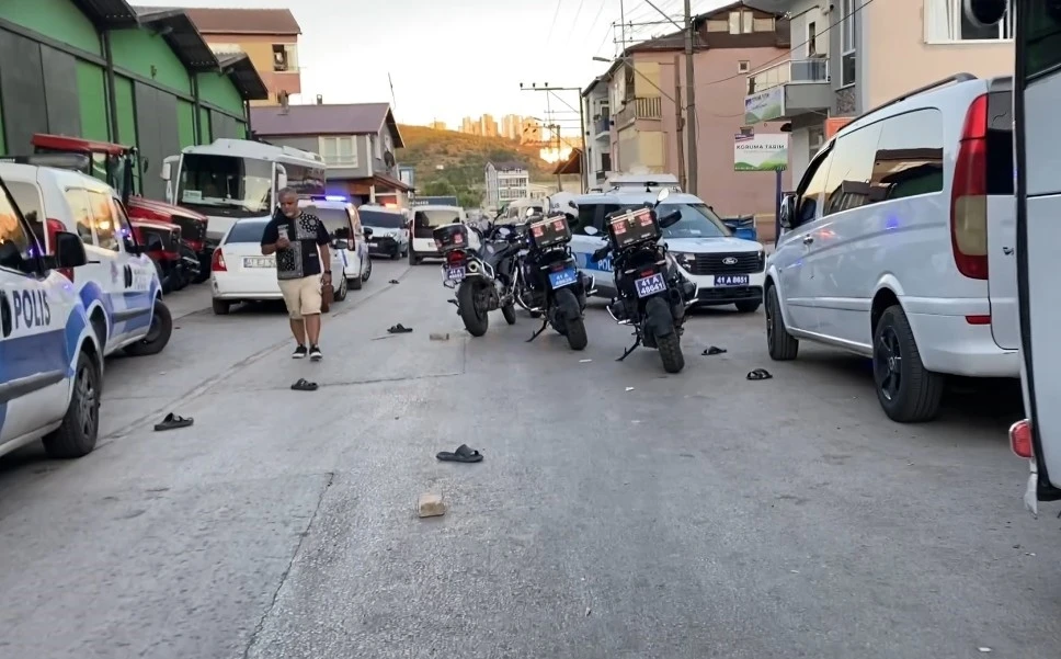 Ev baskınıyla başlayan kavgada sokak savaş alanına döndü
