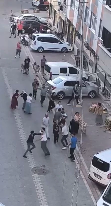 Ev sahibi kiracı tartışmasında ortalık karıştı; o anlar kamerada
