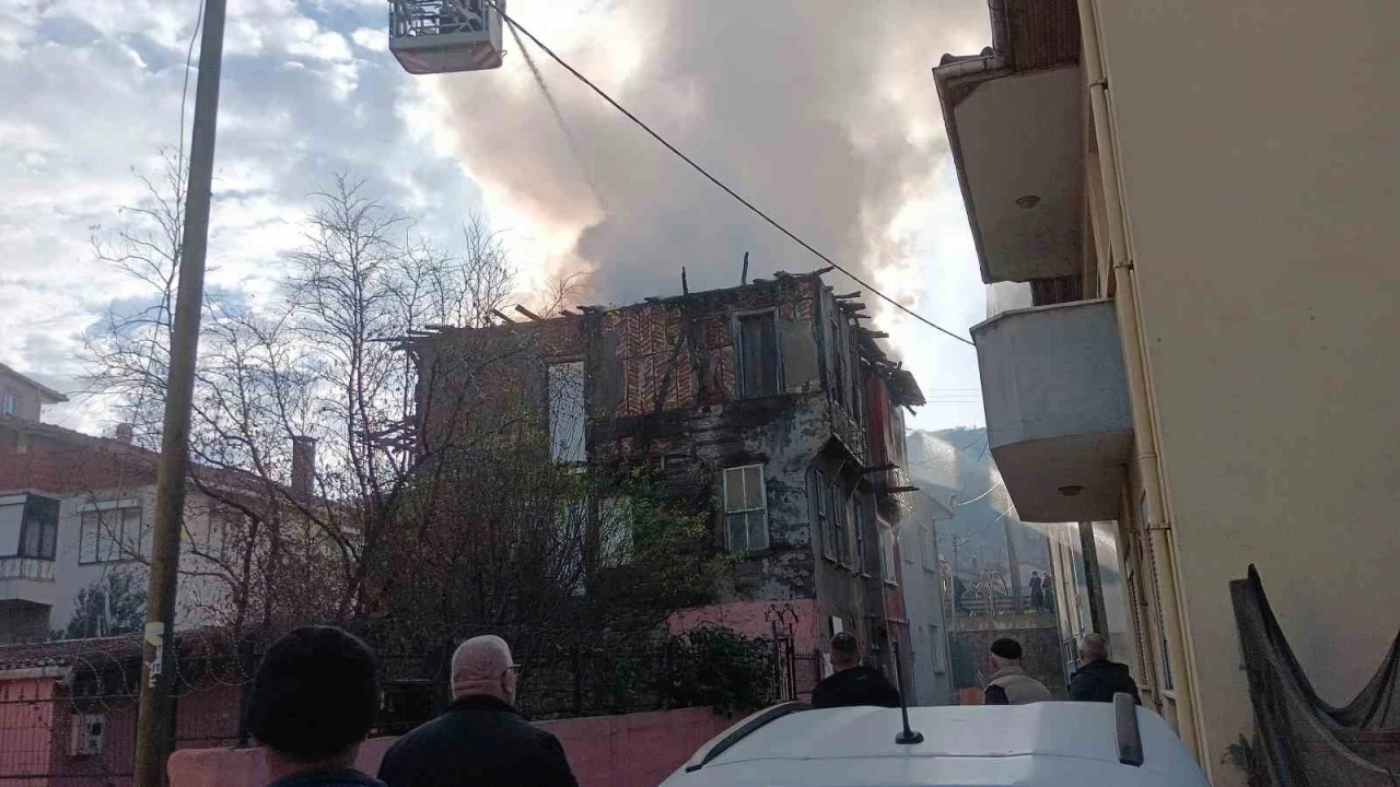 Ev sahibi uyurken elektrikli sobadan yangın &ccedil;ıktı
