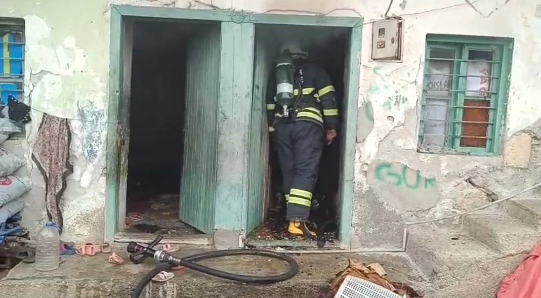 Ev yangını çevreye sıçramadan söndürüldü
