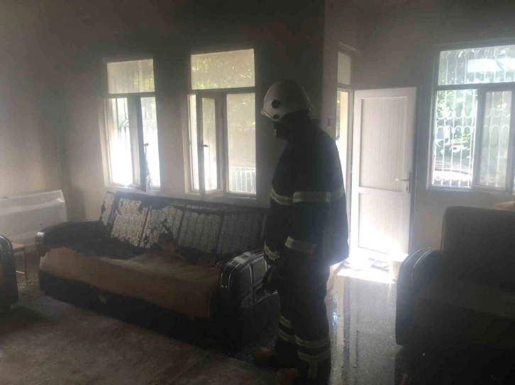 Evde &ccedil;ıkan yangın korkuttu
