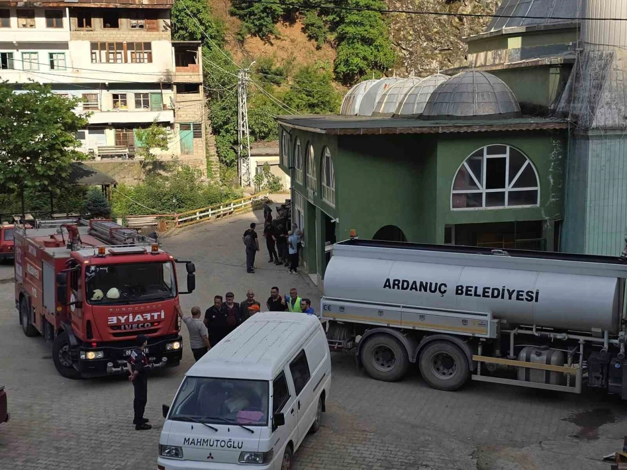 Evde çıkan yangına kovalarla taşıdıkları suyla müdahale ettiler
