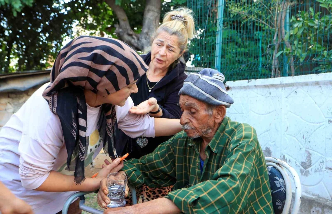 Evde çıkan yangında yaşlı çiftin yardımına komşuları koştu
