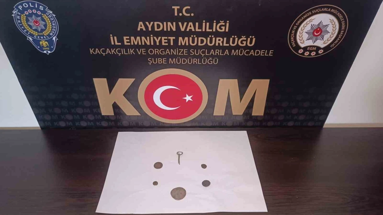 Evde saklanan tarihi paralar ve broş ele geçirildi
