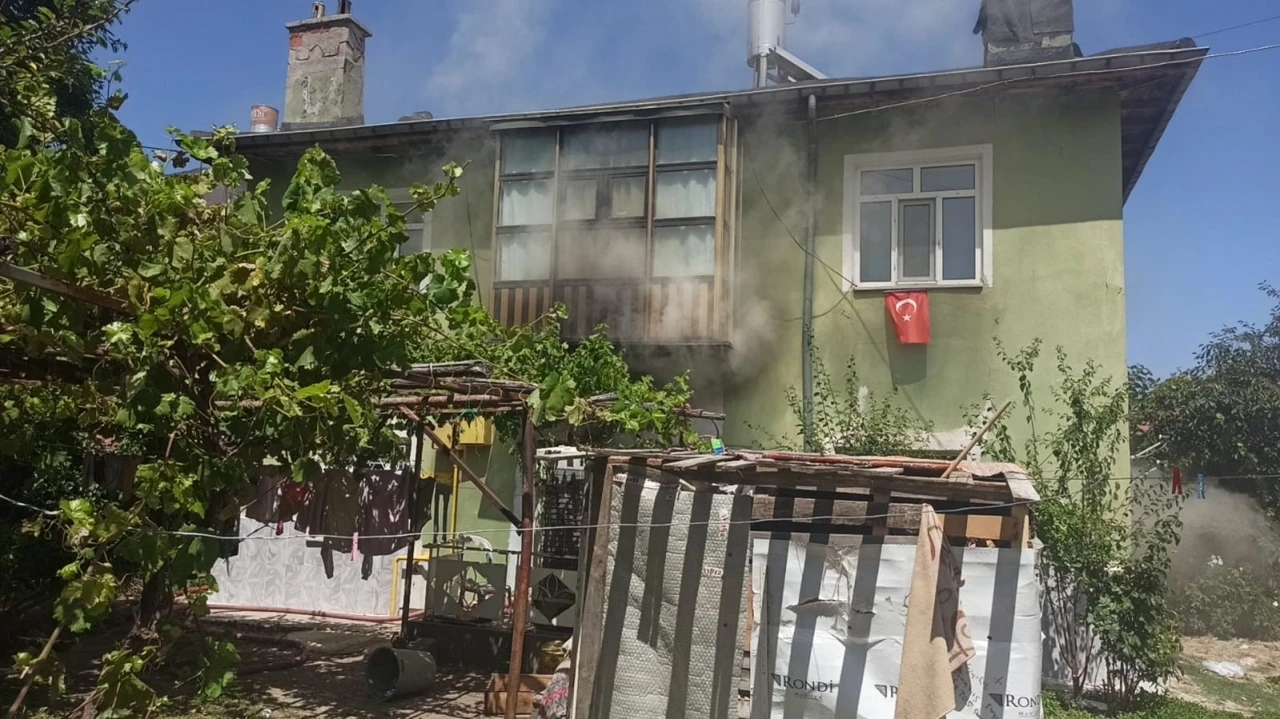Evde yangın &ccedil;ıktı, kilitli kalan 5 &ccedil;ocuk kurtarıldı
