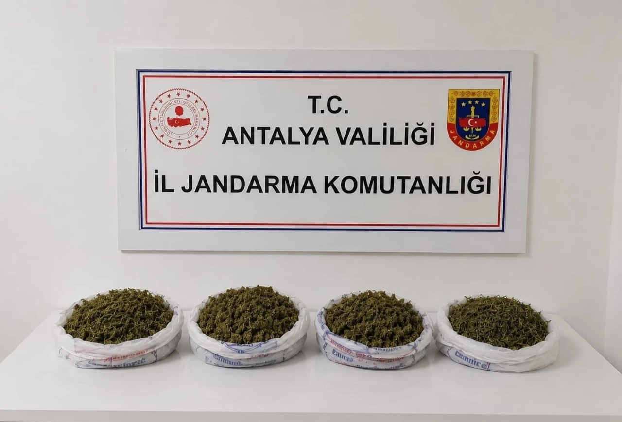Evde yapılan aramada 1 kilo 979 gram kubar esrar ele ge&ccedil;irildi
