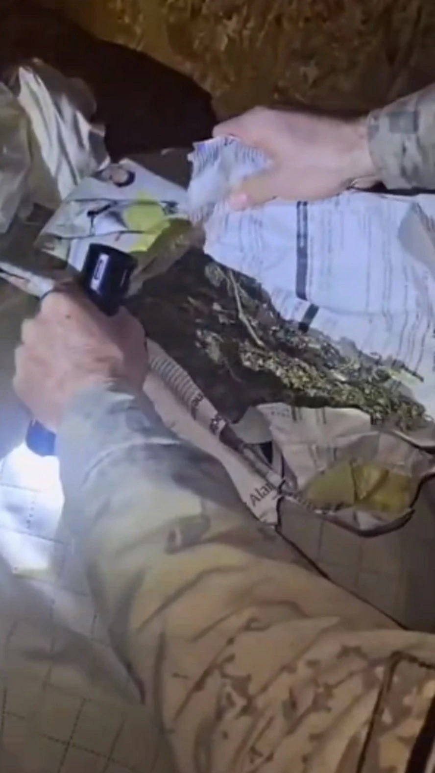 Evdeki eşyaların i&ccedil;inden uyuşturucu &ccedil;ıktı
