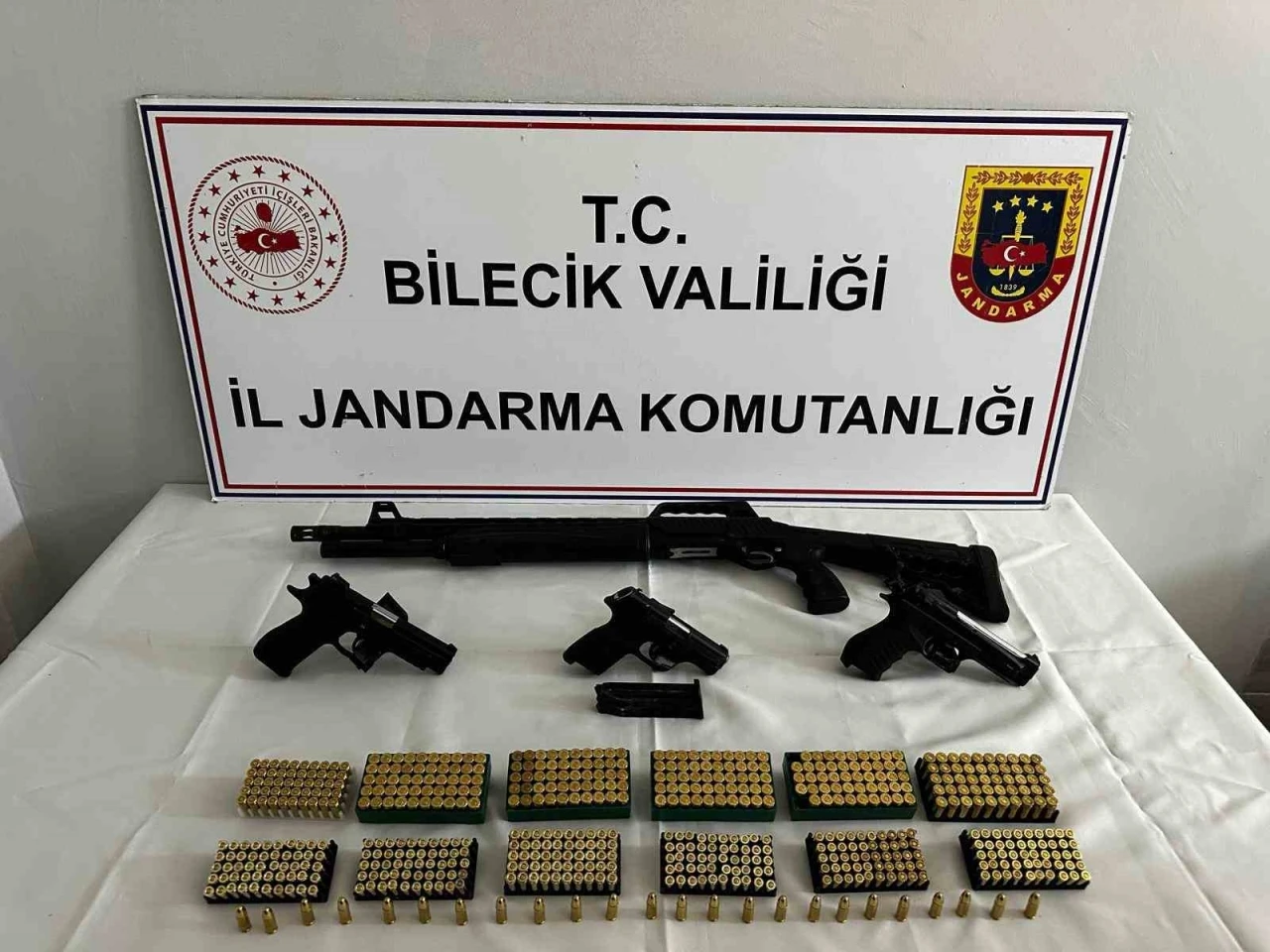 Evden cephanelik &ccedil;ıktı
