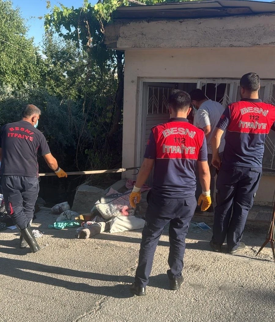 Eve giren yılan korkuttu
