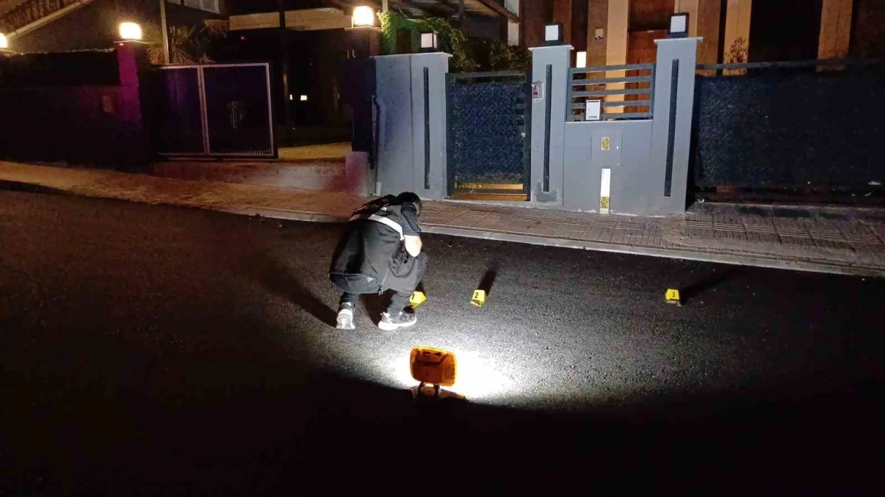 Eve tüfekle ateş açıp kaçtılar: Polis motosikletli saldırganların peşinde
