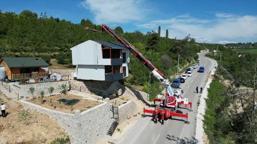 Evi yıkımdan vinçle kurtaran kişi konuştu
