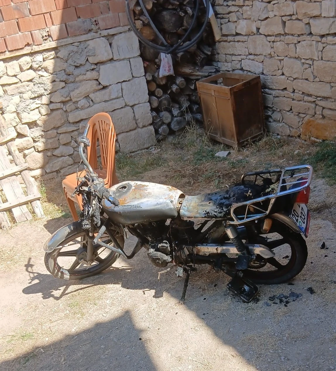 Evin bahçesinde park halinde olan motosiklet kundaklandı
