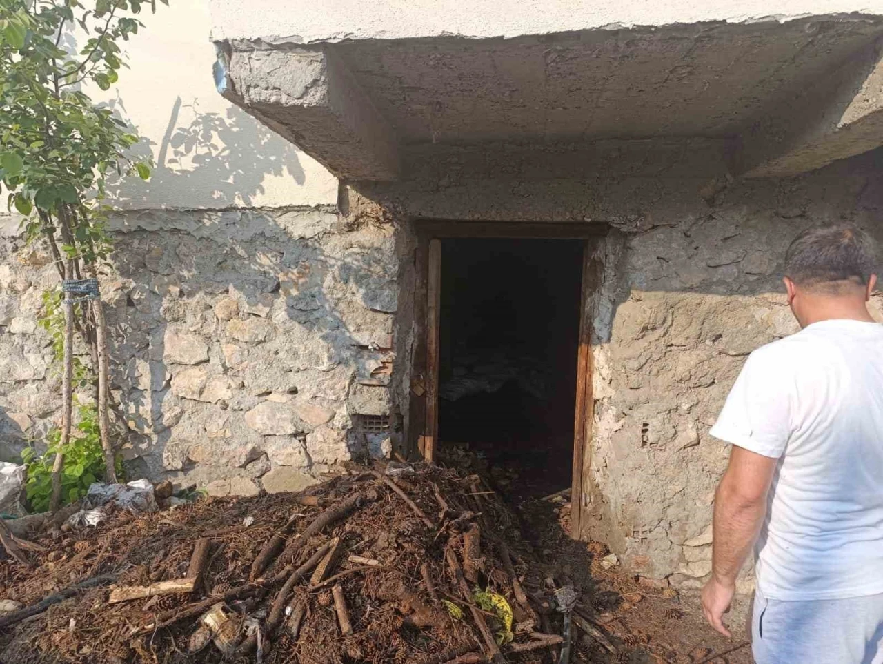 Evin bodrumunda çıkan yangın büyümeden söndürüldü
